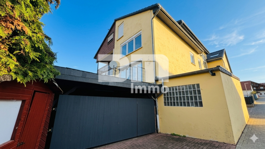 Vielseitiges Immobilien-Ensemble mit 2 modernisierten Haushälften + Carport und Garten/Terrasse - Seiten / Rückansicht / Zufahrt Carport